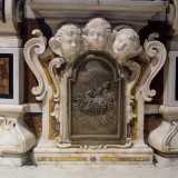 Al centro risalta il tabernacolo la cui porticina in argento raffigura l�agnello con la croce e la scritta Ecce Agnus Dei